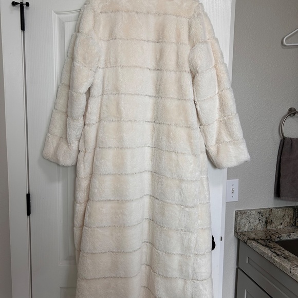 Lulus Fantastically Cozy White Quilted Faux Fur Long Coat - Size S - Picture 4 of 4